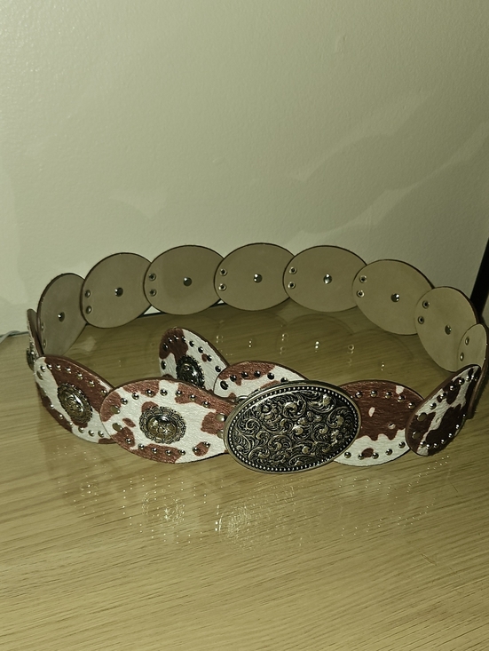 Accessories - Western Scalloped Leather Belt in Brown and White with Decorative Concho